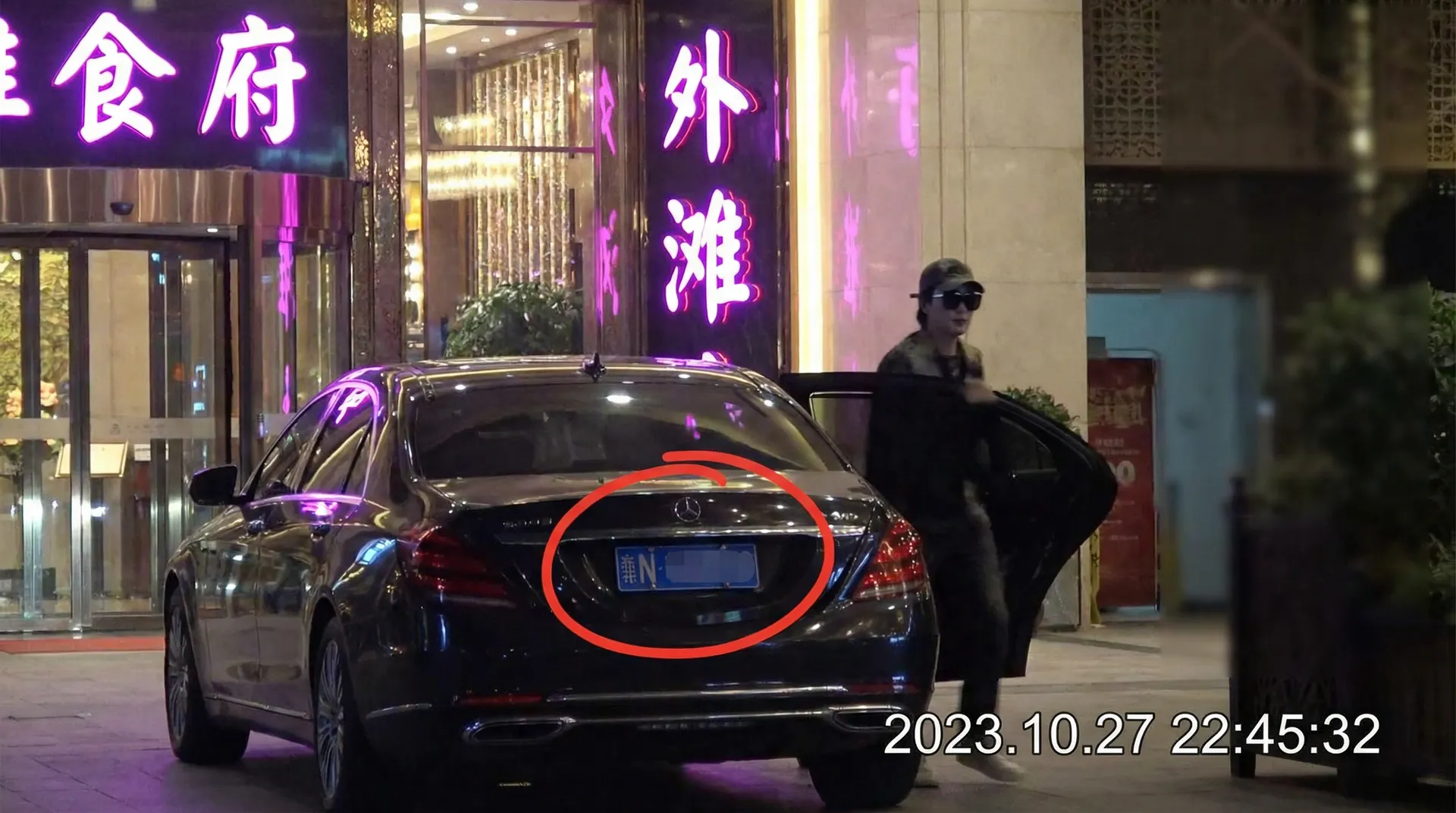 绿帽社-最新爆料|情感揭秘|官方论坛每日更新 - 豪车餐厅外偷拍