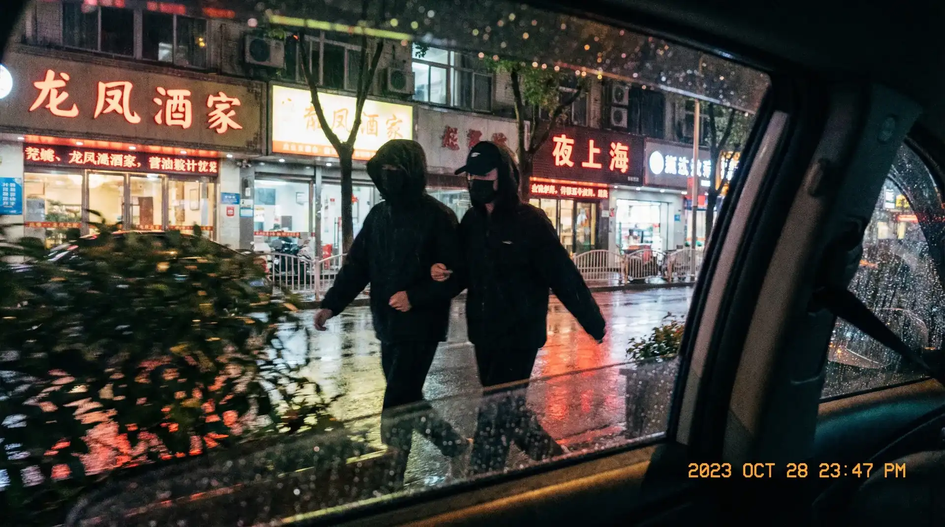 绿帽社-最新爆料|情感揭秘|官方论坛每日更新 - 顶流明星深夜密会现场抓拍照片